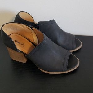 Qupid vegan peep toe heeled ankle booties, size 7